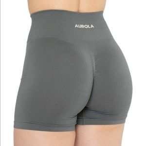 Aurola scrunch shorts in stormy sea